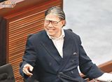 组图：郭晶晶宽松衣护肚显孕味 霍启刚护航