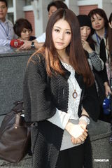 组图：佐藤麻衣现身清丽依旧 谈地震如世界末日