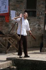 组图：张翰魏晨朱梓骁农夫装扮录制《给力星期天》