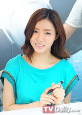 组图：申世京出席粉丝签名会蓝裙清凉出镜