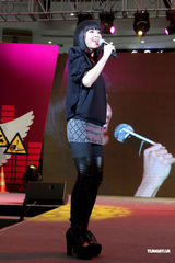 组图：阿Sa皮裤黑衣酷劲十足 献唱一首匆忙赶场吸金