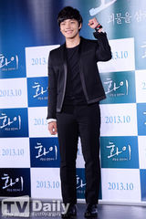 组图：韩片《华颐》发布 吕珍九露纯真笑容