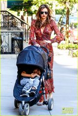 组图：米兰达深V长裙美艳 小宝贝幸福躺妈肩头