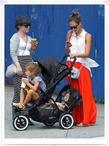 组图：杰西卡-阿尔芭携女现身装扮抢眼