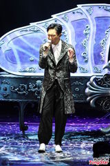 组图：周杰伦开个唱大秀人鱼线 张智霖同台助阵