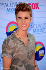 组图：青少年选择奖红毯 贾斯汀-比伯黑超耍酷