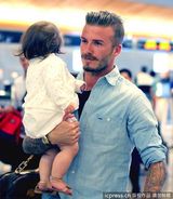 组图：小贝一家高调亮相 七公主萌样可人