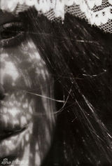 组图：梅根-福克斯登西班牙版《Vogue》玩神秘