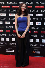 组图：高圆圆黑纱裤裙亮相 优雅妩媚小露性感