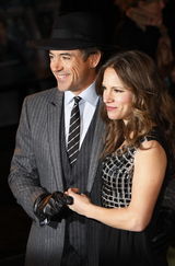 幻灯：《福尔摩斯》伦敦首映 盖-里奇携主演出场