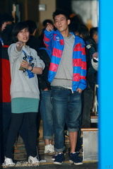 幻灯图：陈冠希北京搞怪代言 忙捞金不正面回应复出