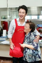 组图：韩星郑俊镐出席福利院分享活动献爱心