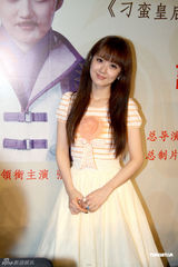 幻灯图：张娜拉中国继续圈钱 扮清纯欲扭转形象