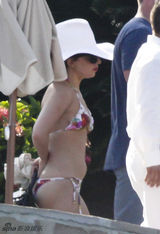 组图：LadyGaga狂甩赘肉 碎花比基尼清凉度假