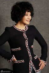 组图：刘晓庆写真花絮曝光 与化妆师现场狂逗趣