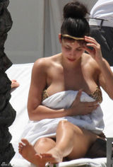 幻灯图集：金-卡戴珊迈阿密度假 比基尼秀丰胸