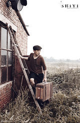 组图：曹炳琨帅气荒野写真 彰显硬汉魅力