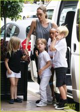 组图：朱莉带孩子逛书店 一家人牵手过街显温馨