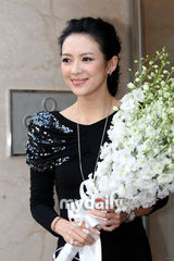 组图：章子怡参加名表派对 黑色礼服亮相高贵优雅