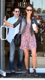 幻灯图：杰西卡-阿尔芭碎花裙配牛仔衣刚柔并济 