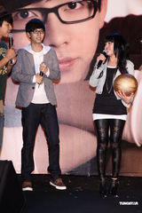 组图：胡夏趁胜追击推新辑 戴爱玲为其发片站台