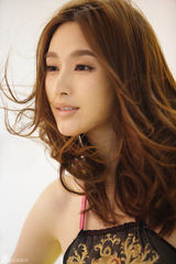 组图：张俪写真大片演绎最炫民族风