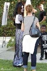 组图：奥斯卡影后布洛克化鬼妆带养子过万圣节