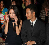 组图：赵薇“抢”戴黄晓明墨镜 笑称第四类感情