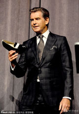 组图：艾玛新片首映掉鞋 布鲁斯南搀其下台