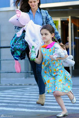 组图：6岁苏瑞可爱现身 花裙抢眼毛绒玩具不离身