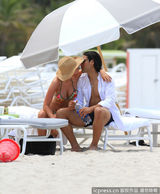 组图：球星法尔考海中爱抚娇妻 舔肚脐极度高调