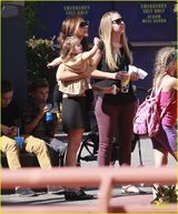 组图：辣妹带4子女出游 布鲁克林抱妹妹帅气成熟