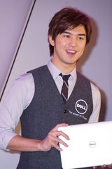 组图：陈柏霖视频聊天维系感情 工作中过白色情人节