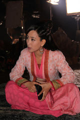 组图：探班吴奇隆马苏山洞拍激情戏