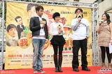 组图：李康宜拜神求票房 爱情长跑结婚顺其自然