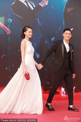 组图：金像红毯比一比 女神们全穿错了！