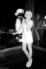 组图：林赛-罗韩黑白写真 对镜头秀乳沟竖中指