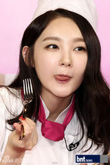 组图：韩歌手姜敏京靓装出席某饮品促销活动