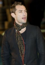 幻灯：《福尔摩斯》伦敦首映 盖-里奇携主演出场