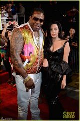 组图：LadyGaGa扮黑色人鱼秀美胸 与壮男合影