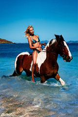 高清图：超模海边性感比基尼 海魂衫秀妖娆风情