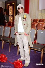 幻灯：张卫健澄清婚变传闻 小柏芝贡米亮相香江