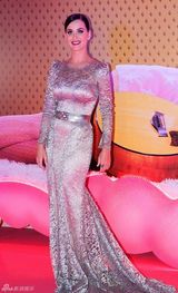 组图：凯蒂-派瑞电影巴西首映 银色长裙媚眼如丝