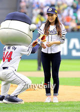 组图：Wondergirls成员婑斌为棒球赛开球