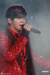 组图：罗志祥俏皮红衫红馆开唱 摔倒杨丞琳怀中