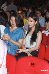 组图：陈奕迅开唱手受伤 与谢霆锋是“最佳损友”