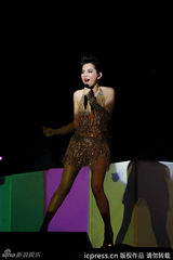 组图：SHE香港开唱 人妻ELLA豪放夹胸示爱老公