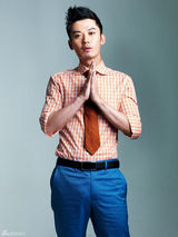 组图：芦芳生拍儒雅精英写真  眼神深邃显睿智