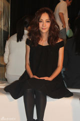 组图：姚笛出席时尚活动 造型高贵气场十足