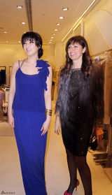 组图：张雨绮秀浪漫新发型 长裙优雅婉约性感